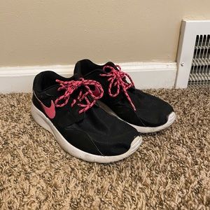 Kid Nike tennis shoes